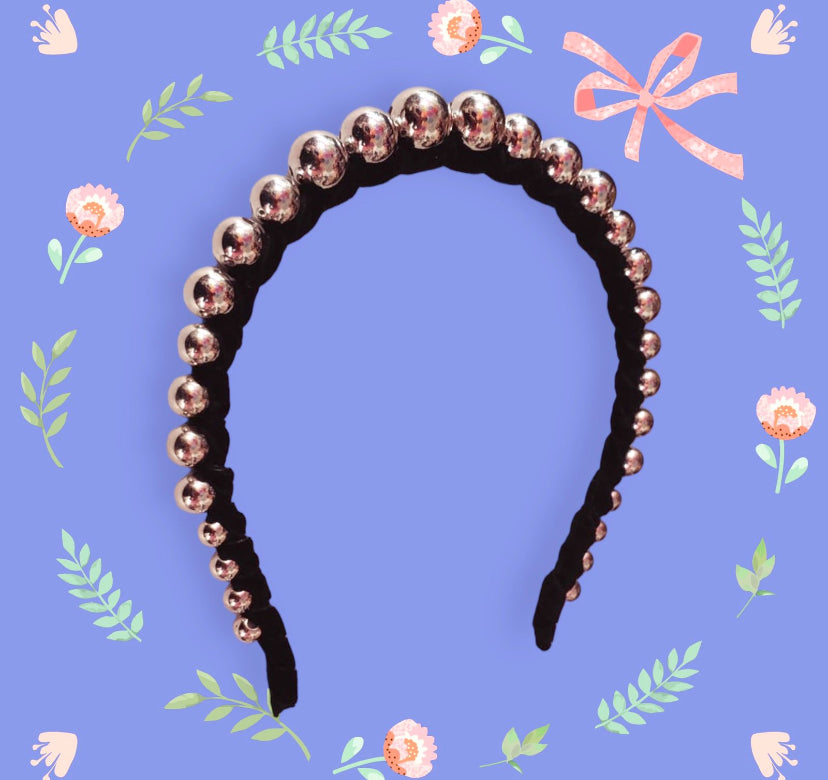 Black headband embellished with silver pearls